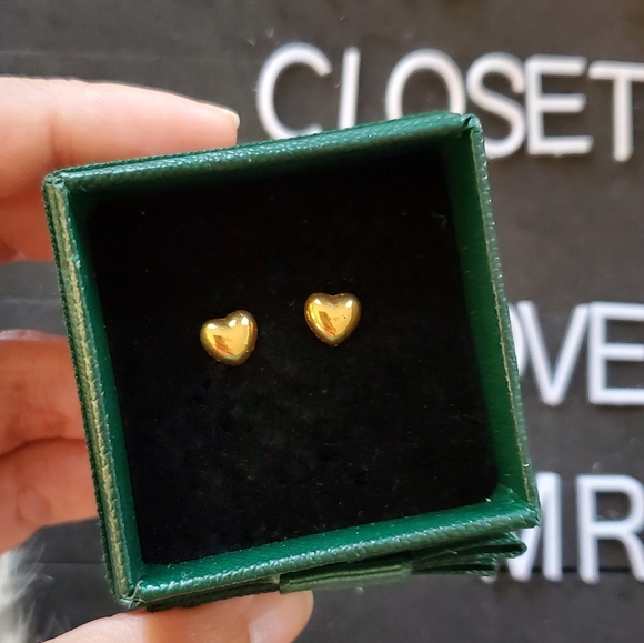SOLD: Heart Stud Earring, 18K Genuine Saudi Gold - Picture 3 of 4